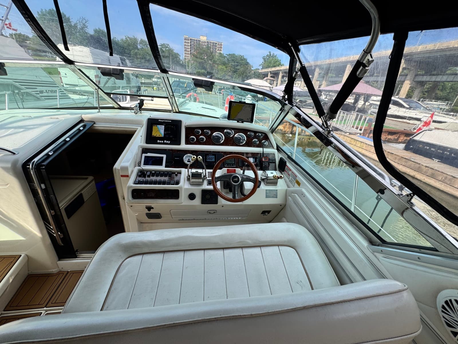1998 Sea Ray 400 Express - Photo 19