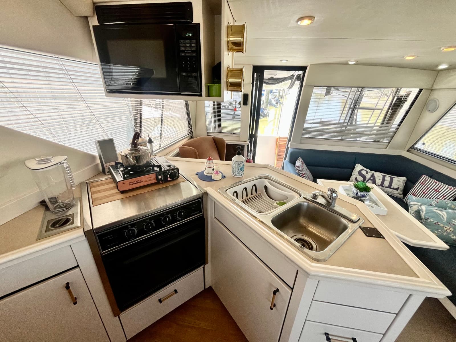 1996 Bayliner 3988 - Photo 30
