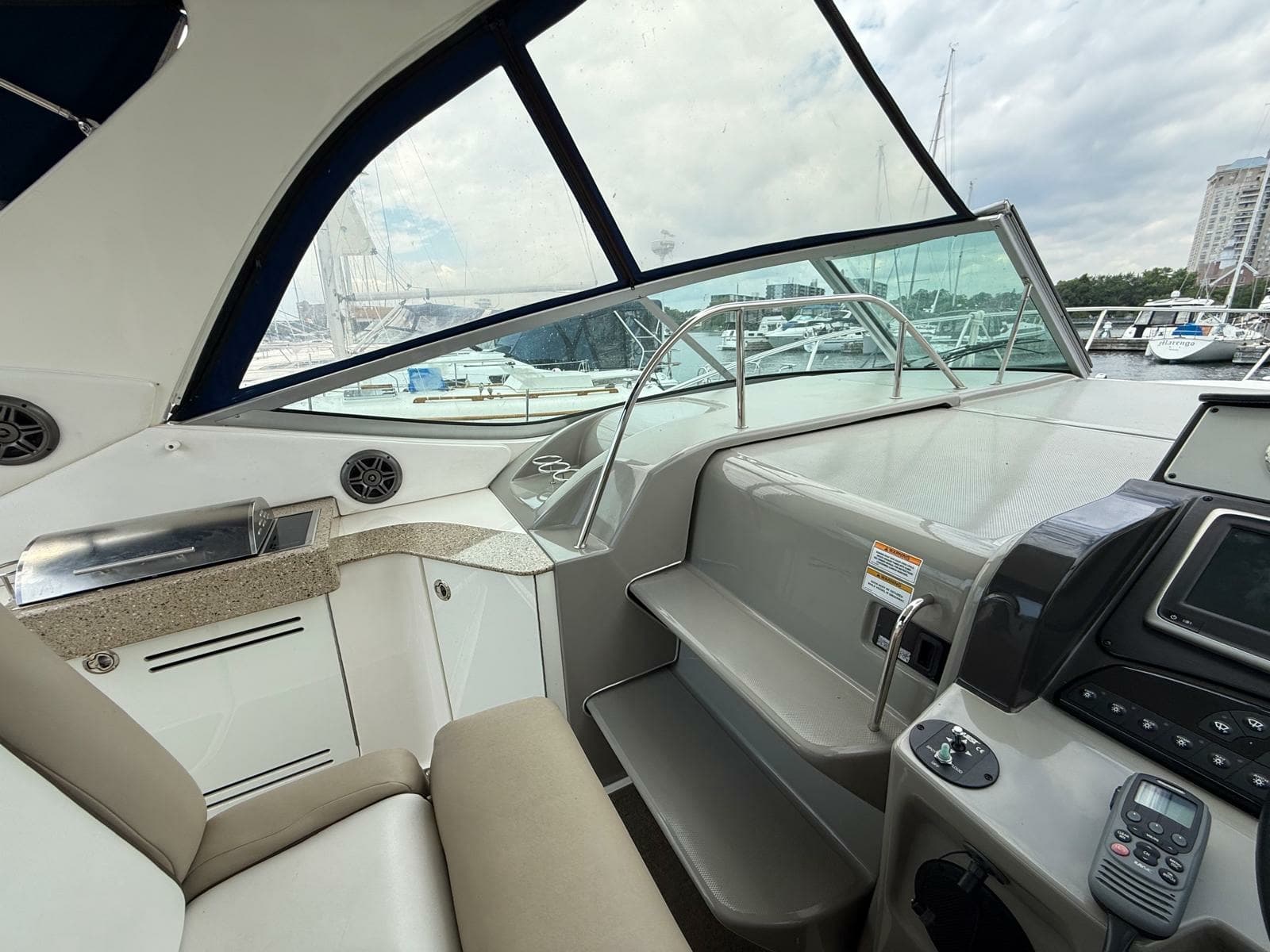 2015 Sea Ray 330 Sundancer - Photo 31