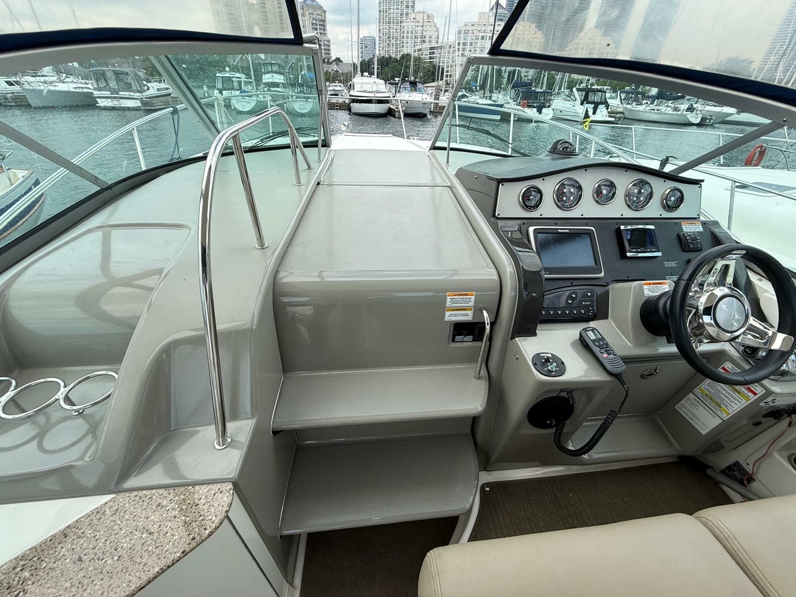 2015 Sea Ray 330 Sundancer - Photo 35