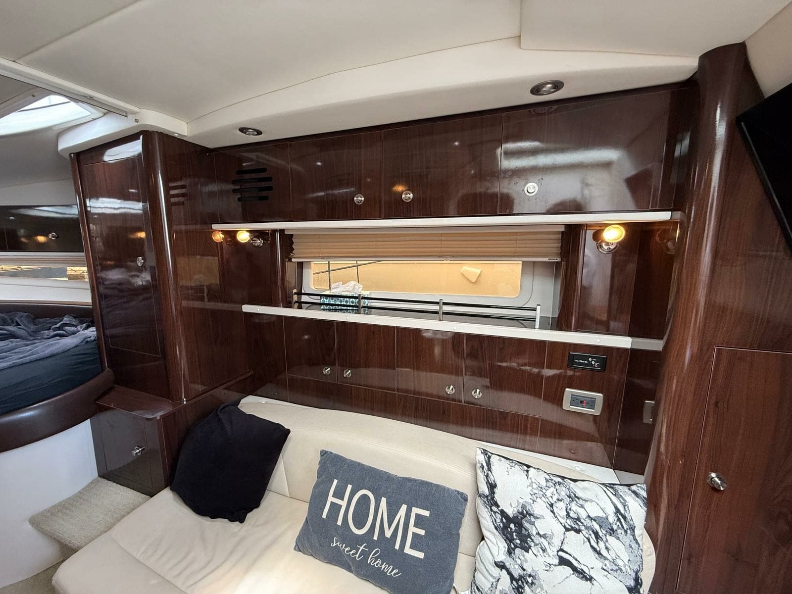 2015 Sea Ray 330 Sundancer - Photo 41