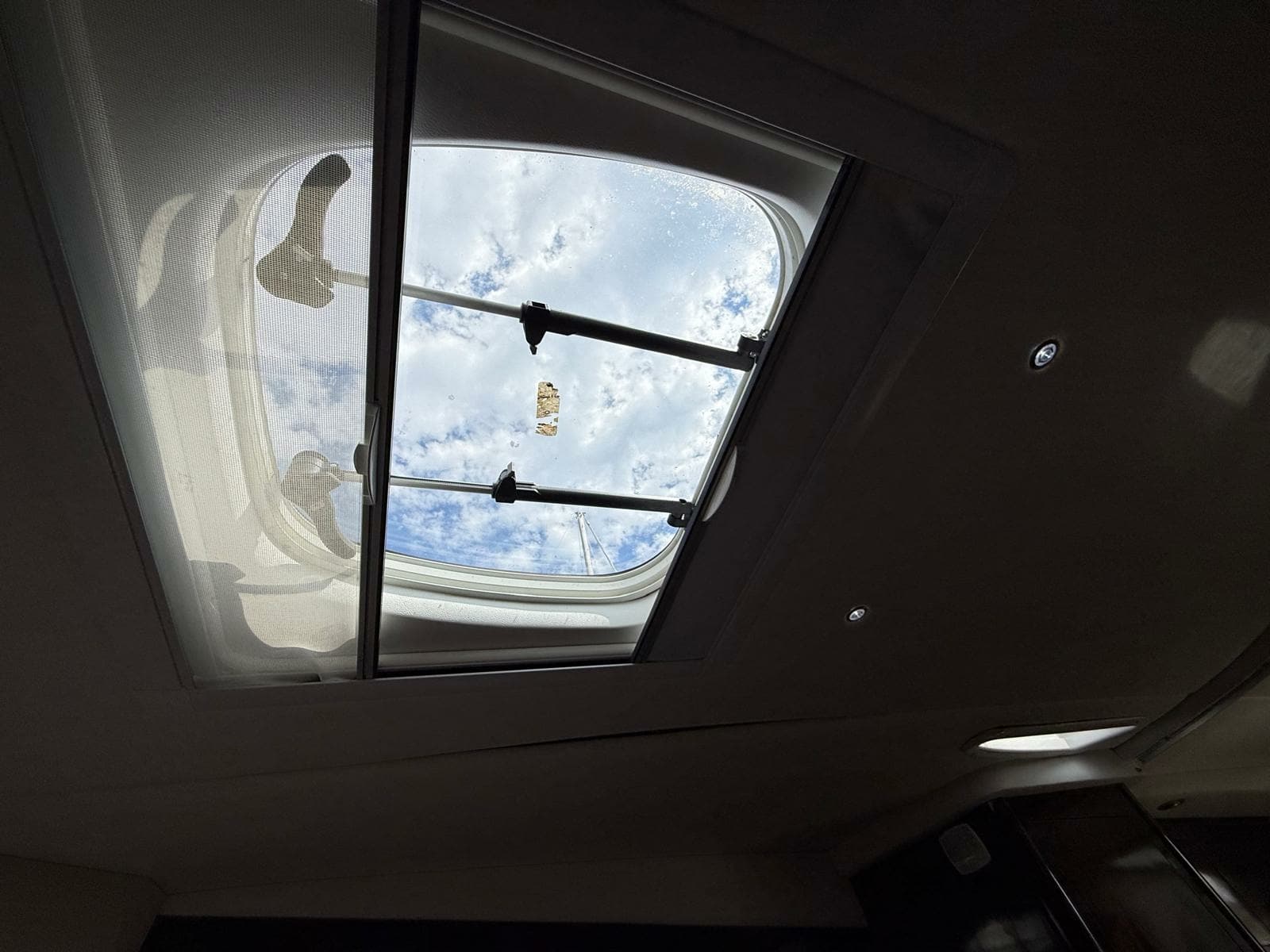 2015 Sea Ray 330 Sundancer - Photo 48