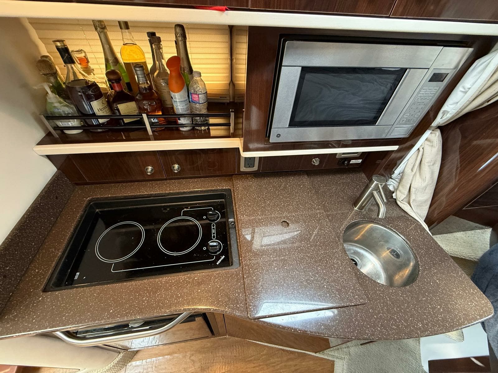 2015 Sea Ray 330 Sundancer - Photo 52
