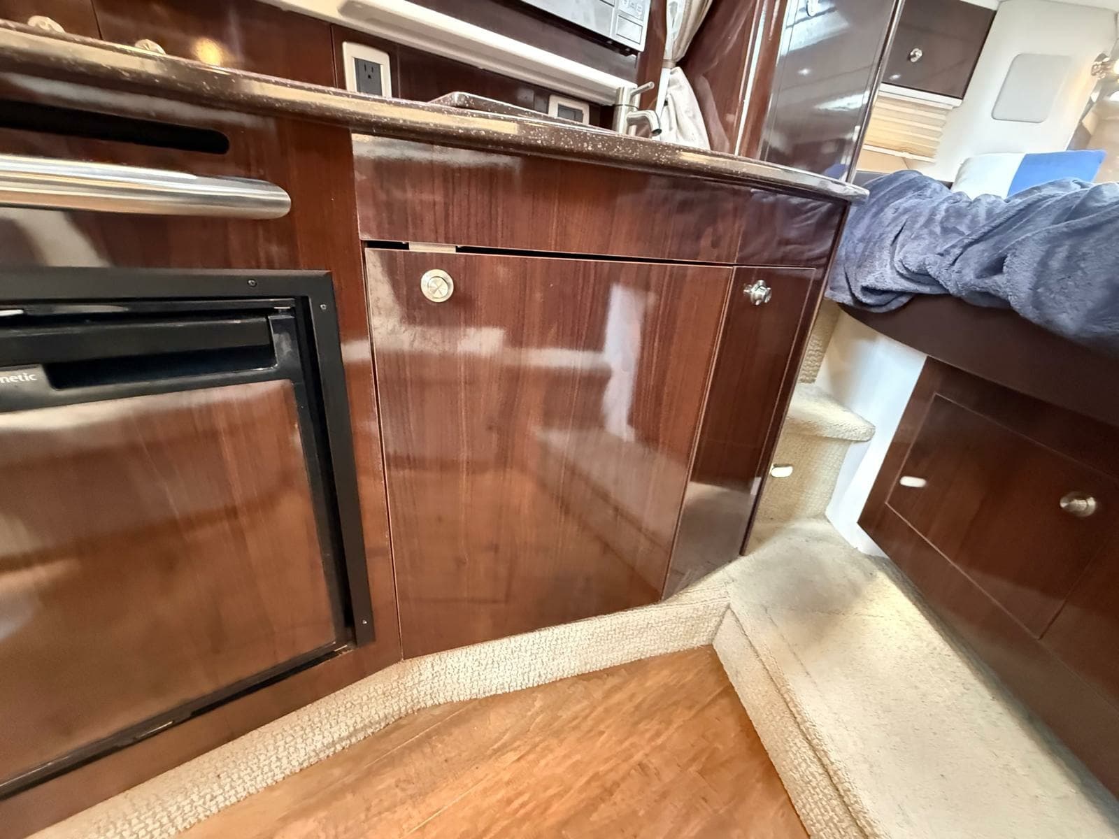 2015 Sea Ray 330 Sundancer - Photo 54