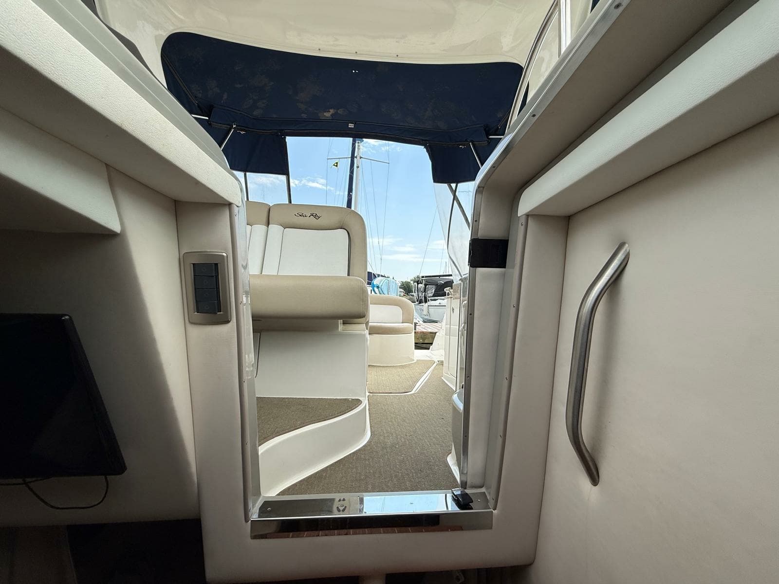 2015 Sea Ray 330 Sundancer - Photo 68