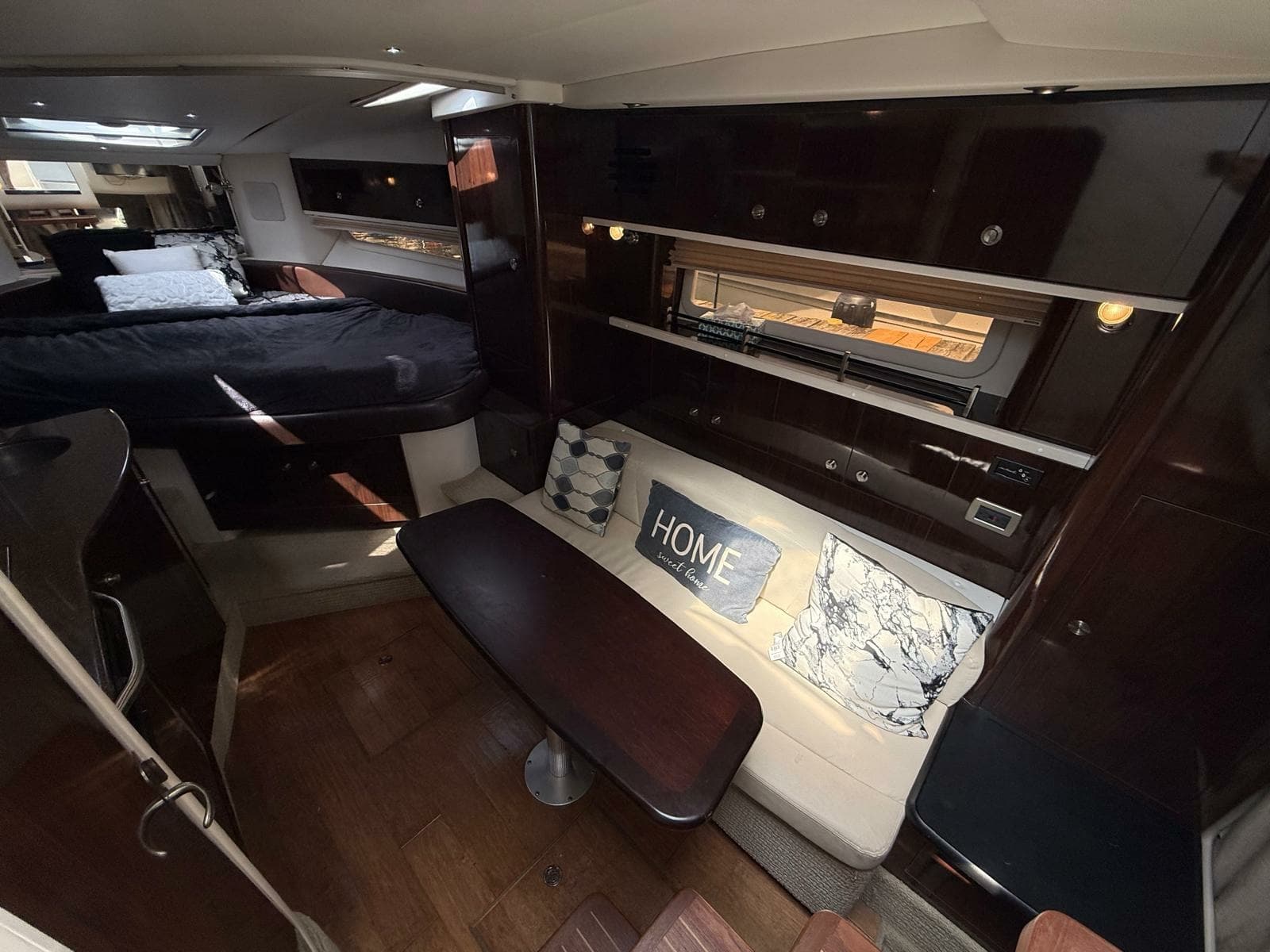 2015 Sea Ray 330 Sundancer - Photo 38