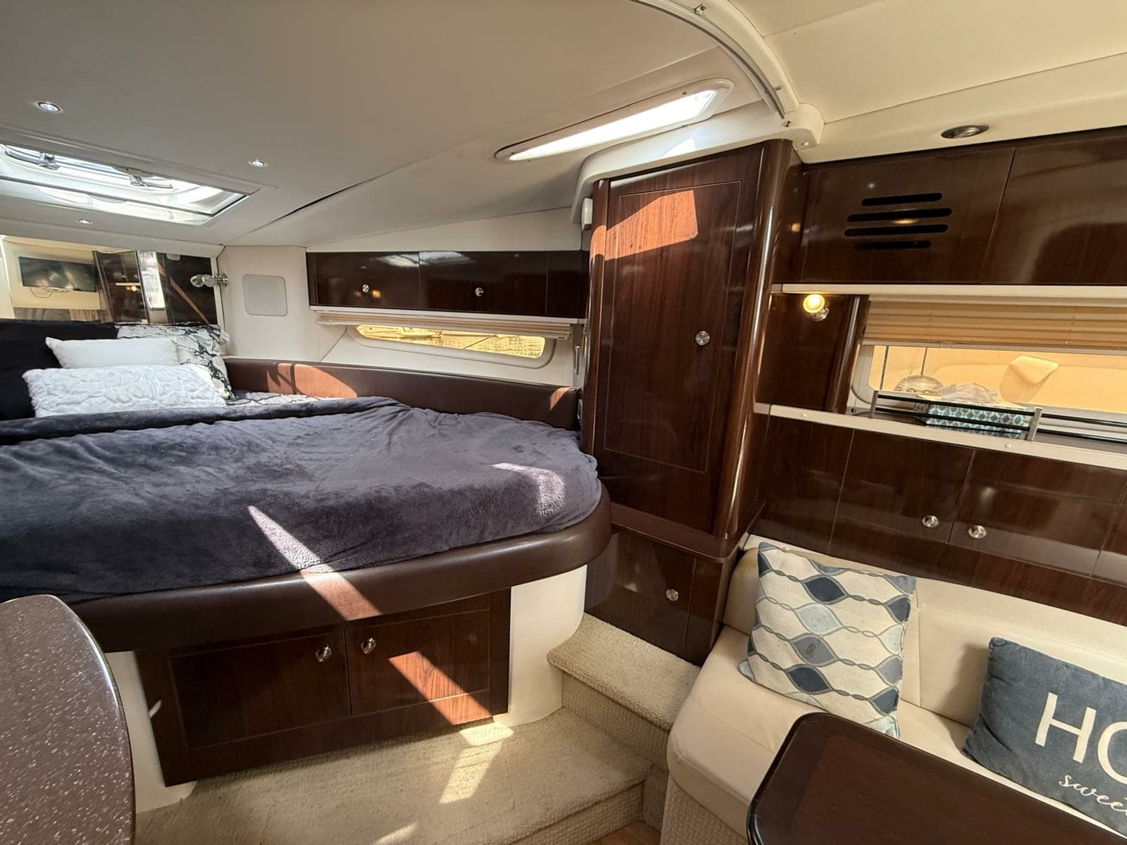 2015 Sea Ray 330 Sundancer - Photo 42