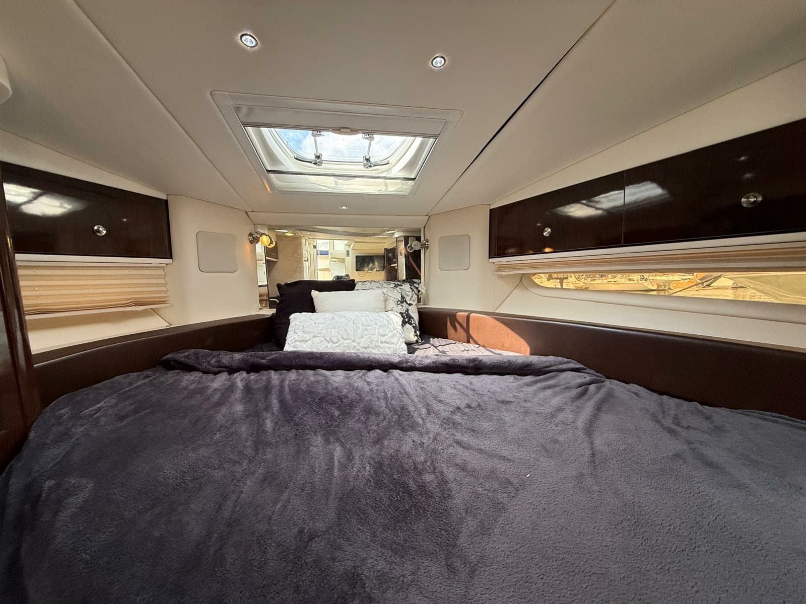 2015 Sea Ray 330 Sundancer - Photo 44