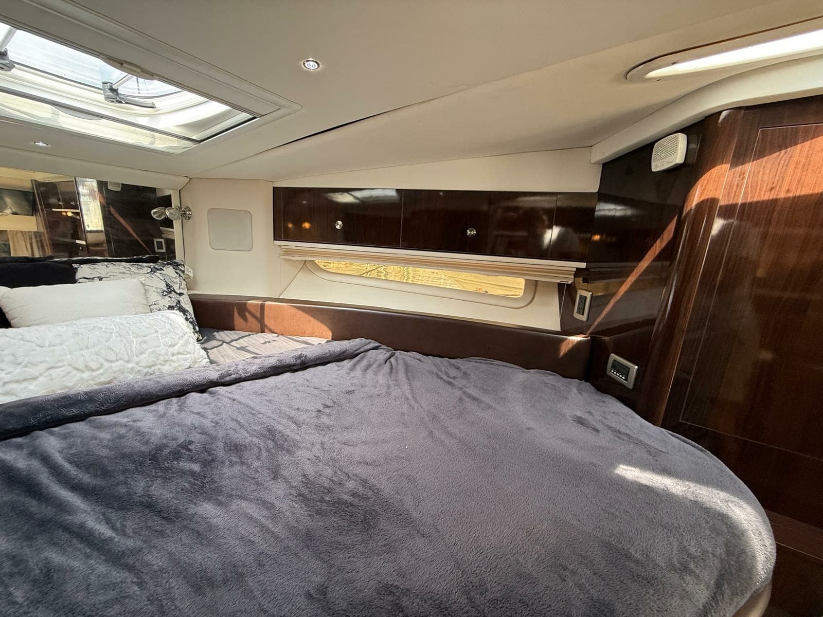 2015 Sea Ray 330 Sundancer - Photo 45