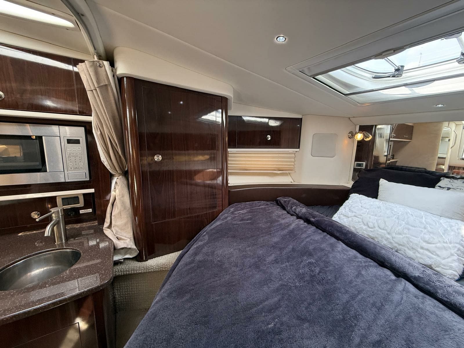 2015 Sea Ray 330 Sundancer - Photo 46