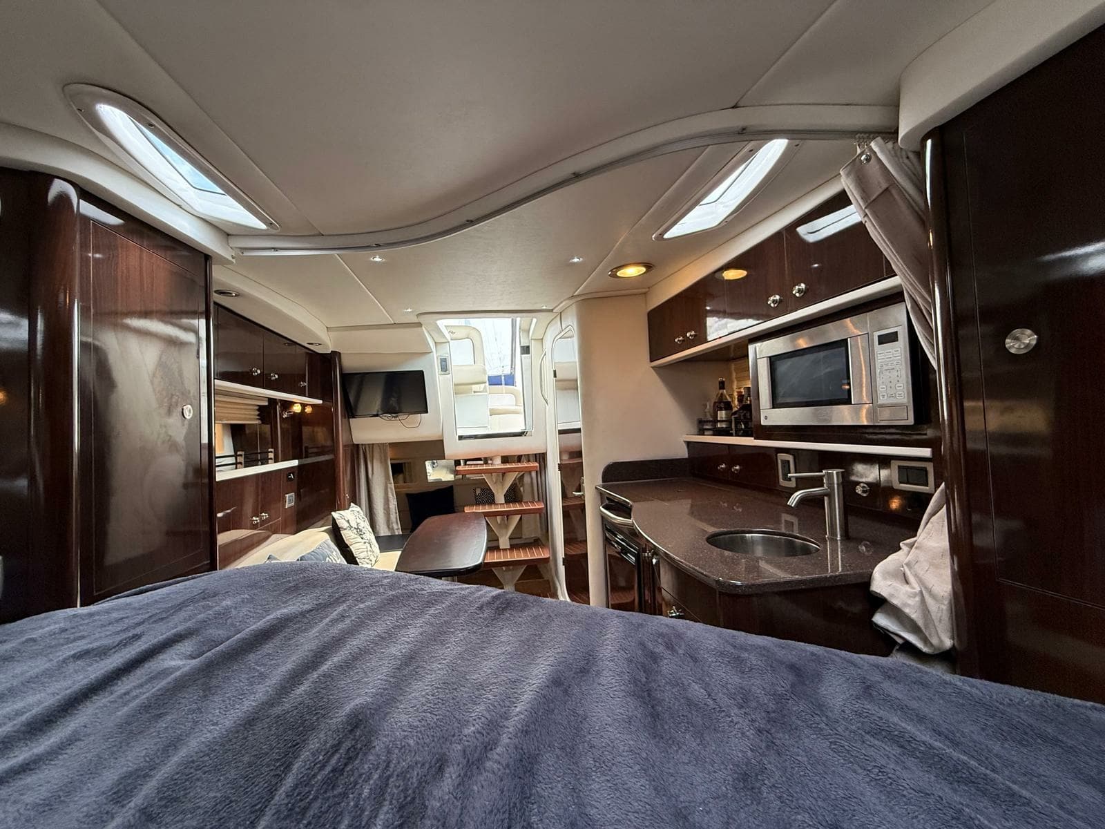 2015 Sea Ray 330 Sundancer - Photo 47