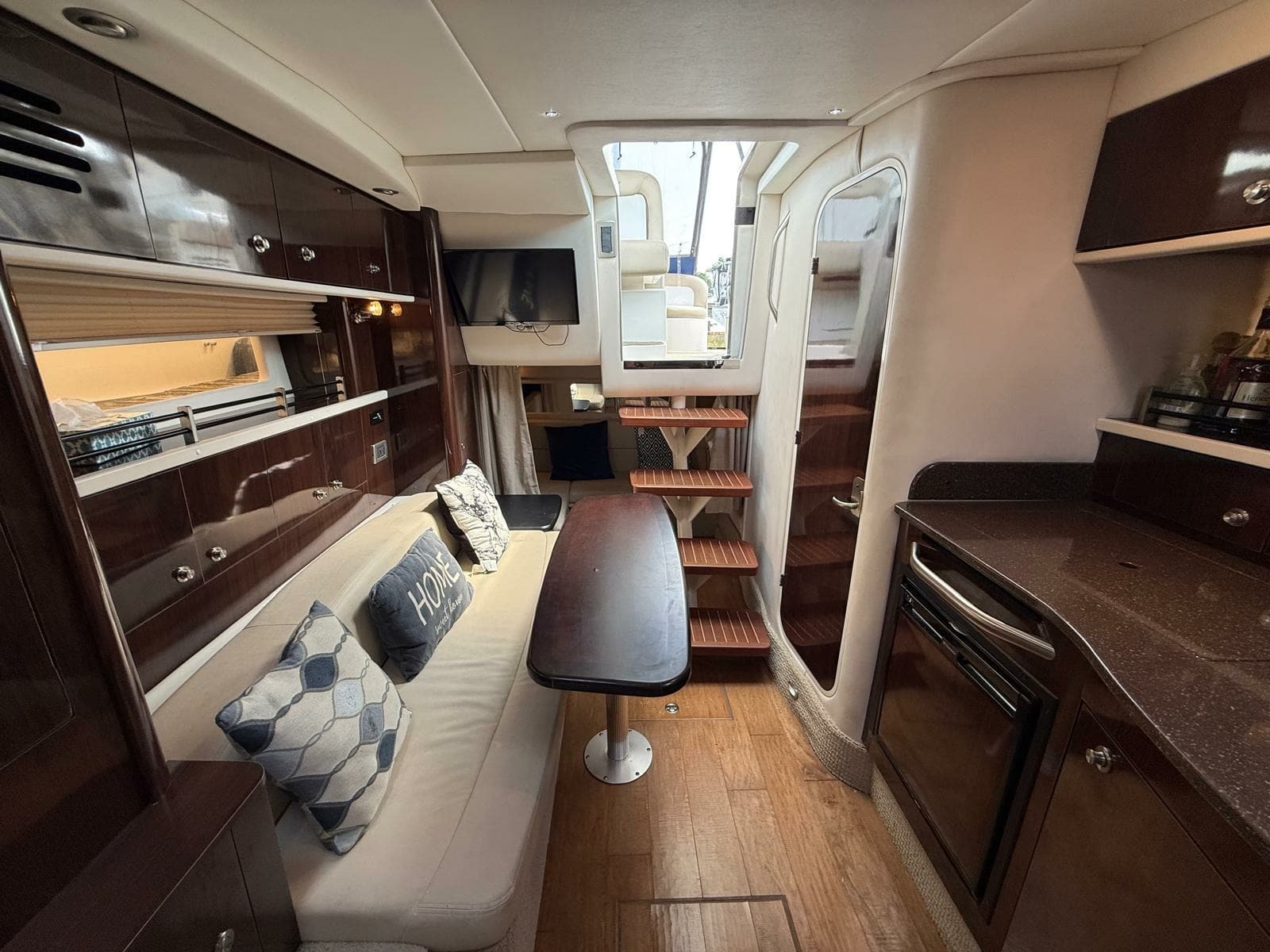 2015 Sea Ray 330 Sundancer - Photo 50