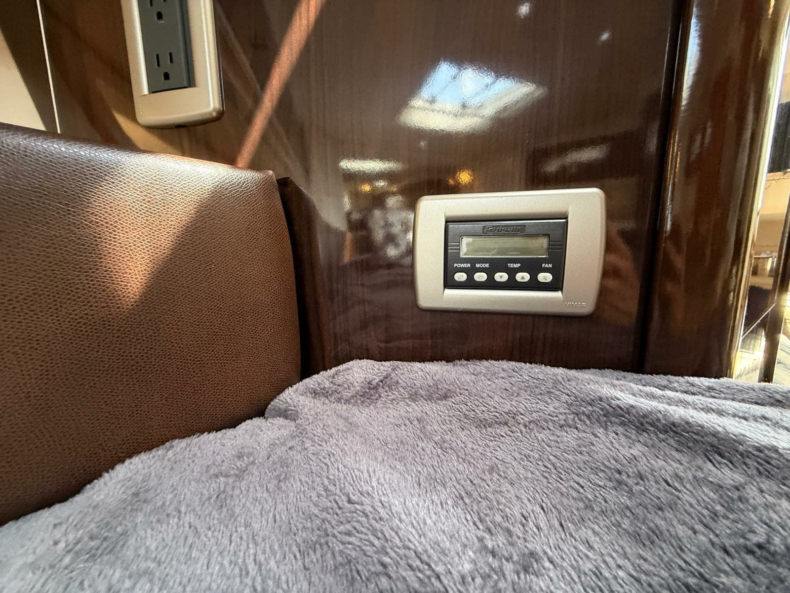 2015 Sea Ray 330 Sundancer - Photo 49