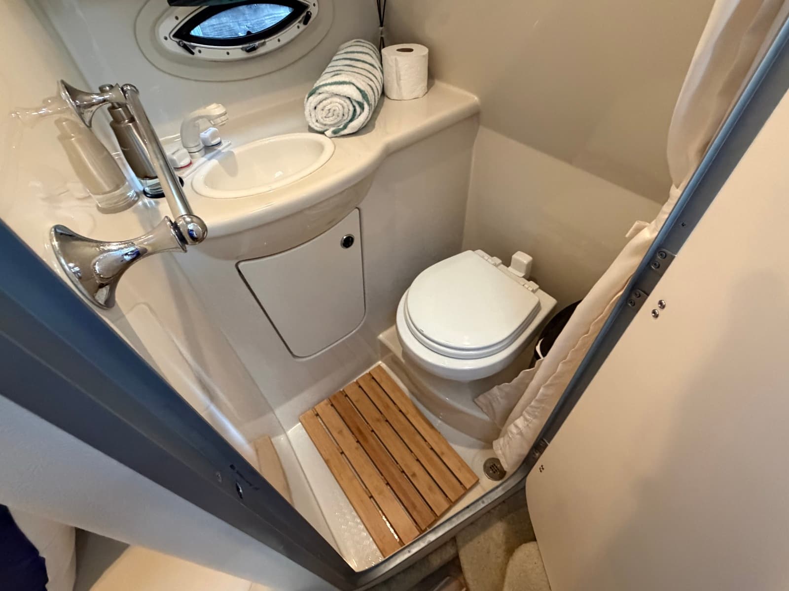 2012 Bayliner 315 SB - Photo 25