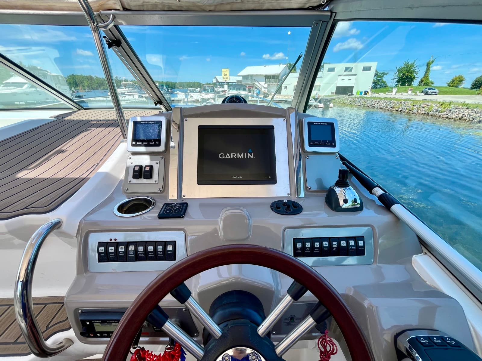 2012 Chaparral 330 Signature - Photo 18