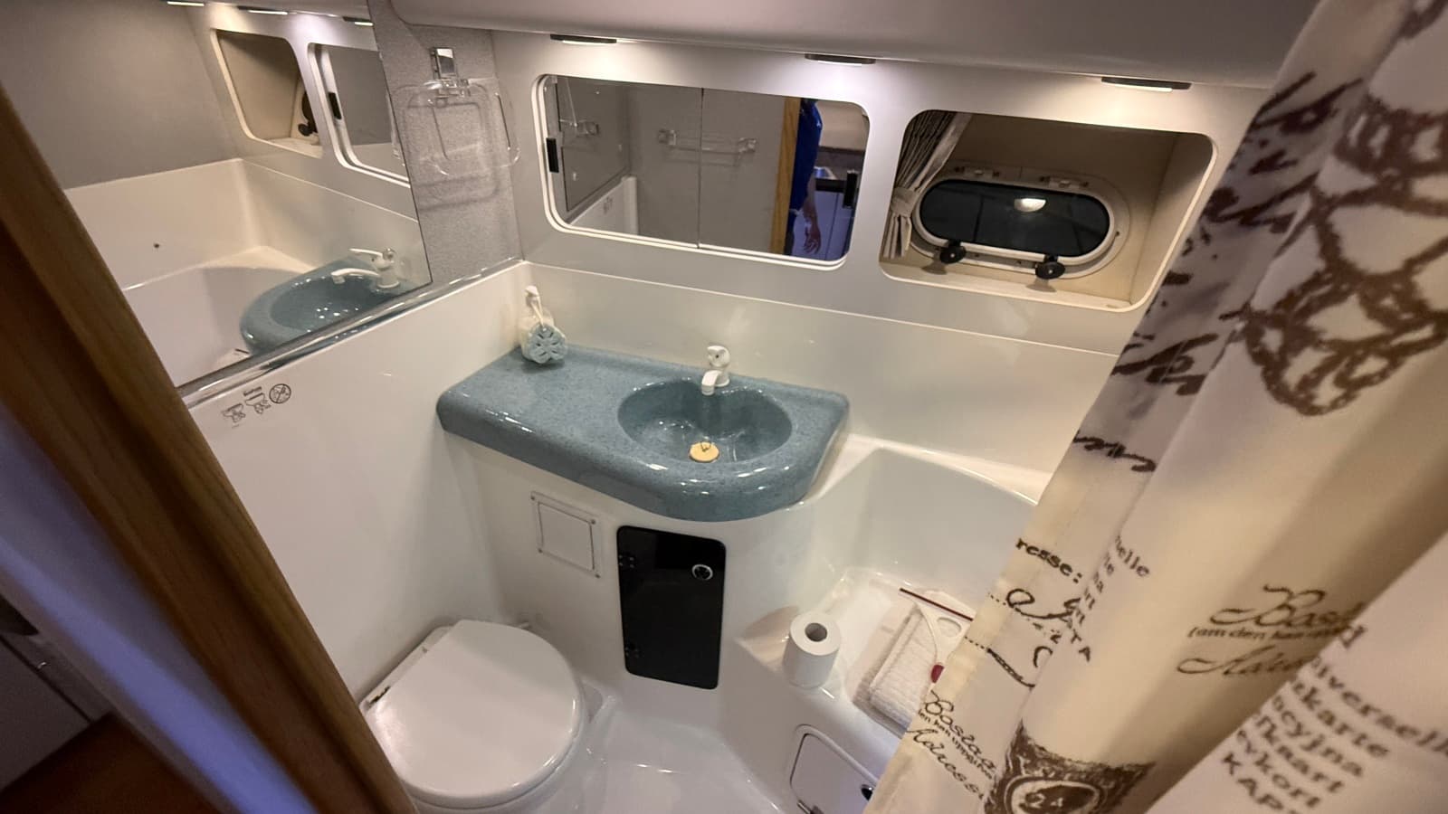 1992 Bayliner 3688 Motoryacht - Photo 48