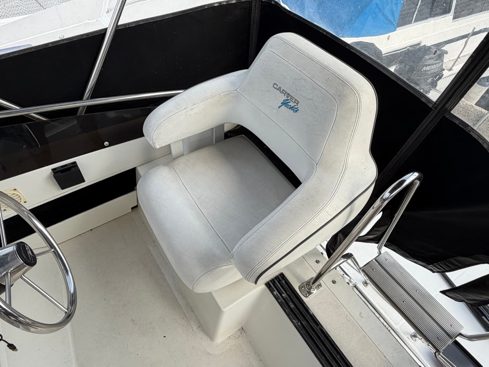 1996 Carver 325 Aft Cabin Motor Yacht - Photo 11