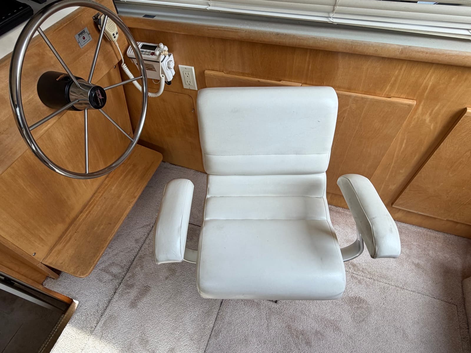 1996 Carver 325 Aft Cabin Motor Yacht - Photo 26