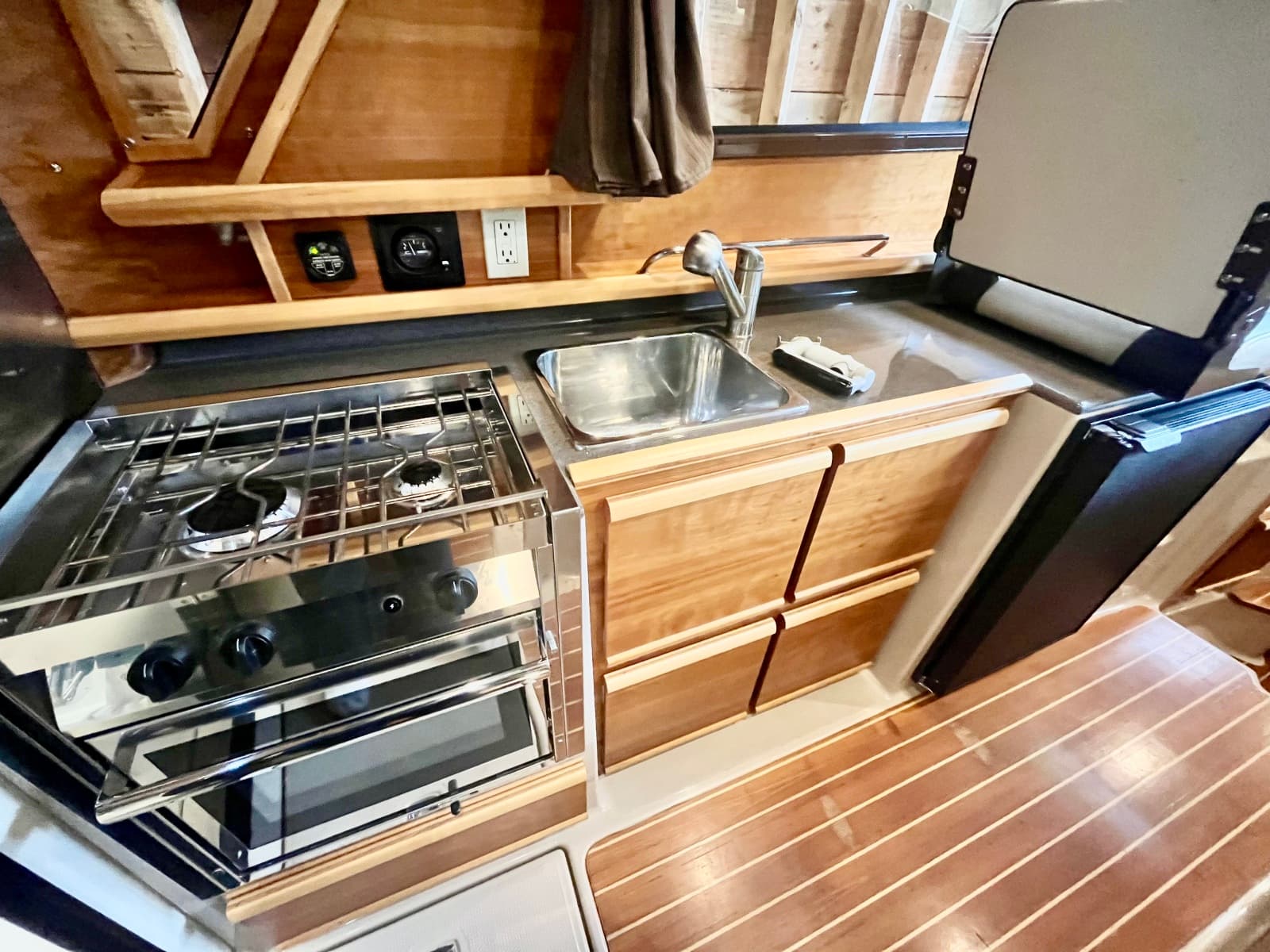 2017 Cutwater C-28 - Photo 15