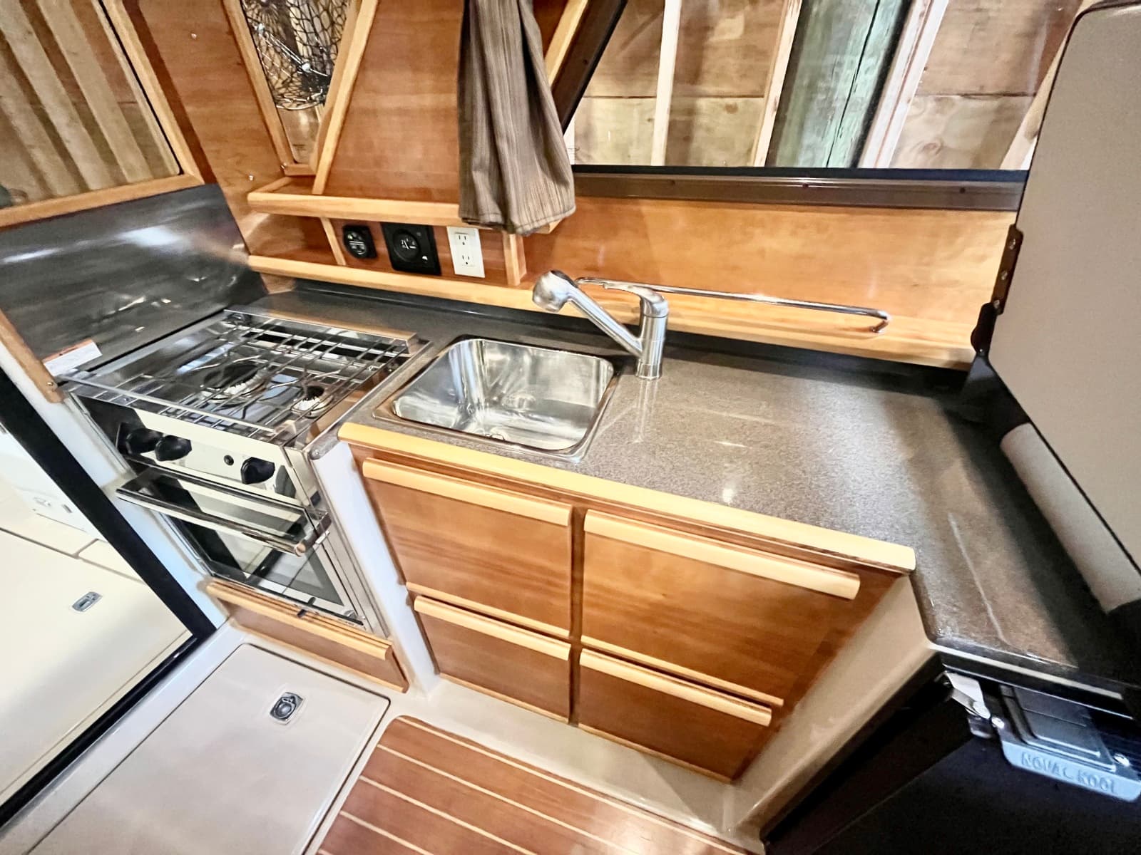 2017 Cutwater C-28 - Photo 16