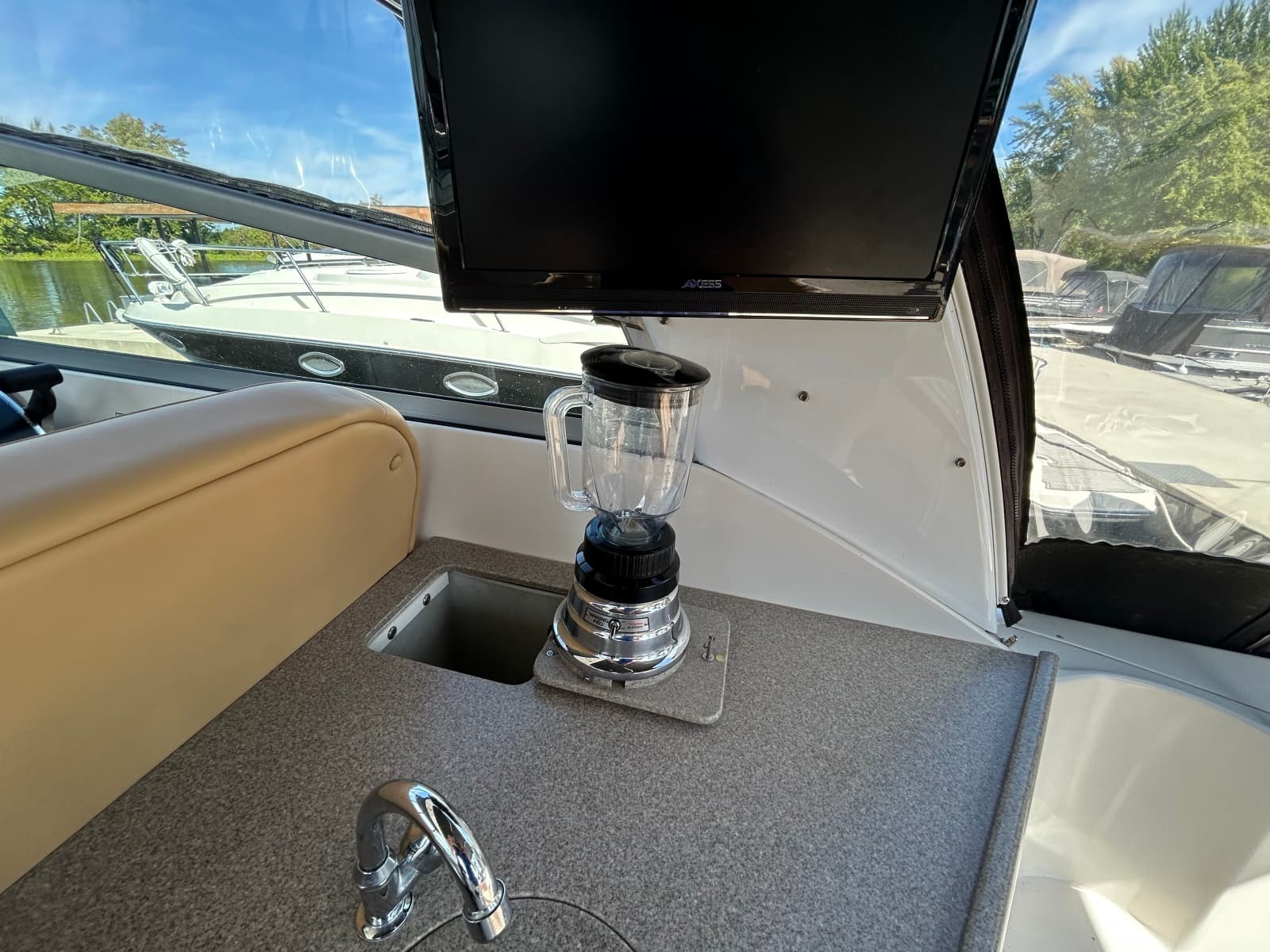 2006 Rinker 320 - Photo 11