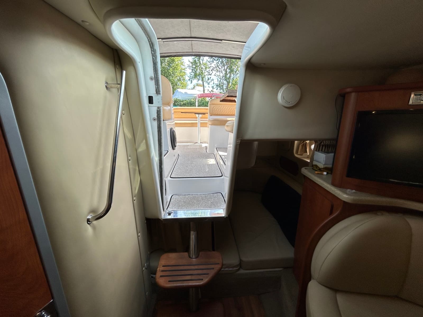 2006 Rinker 320 - Photo 25