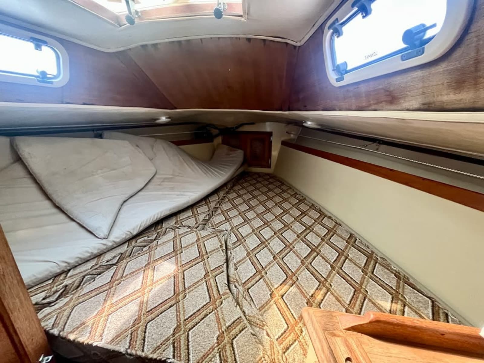 1981 Islander 36 - Photo 15
