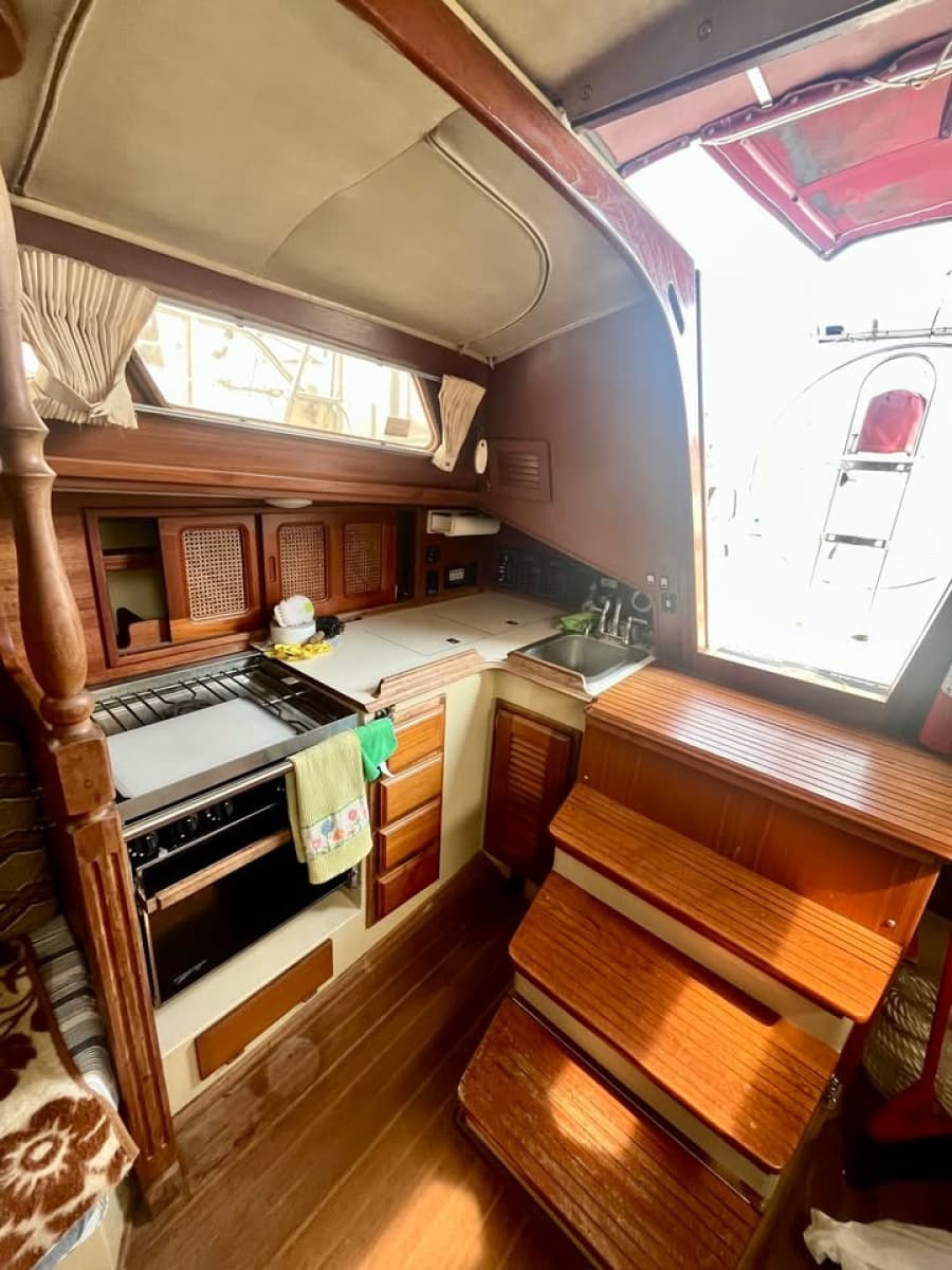 1981 Islander 36 - Photo 12