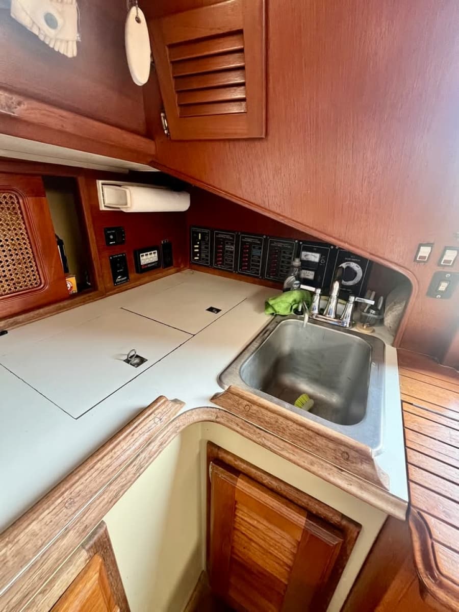 1981 Islander 36 - Photo 13