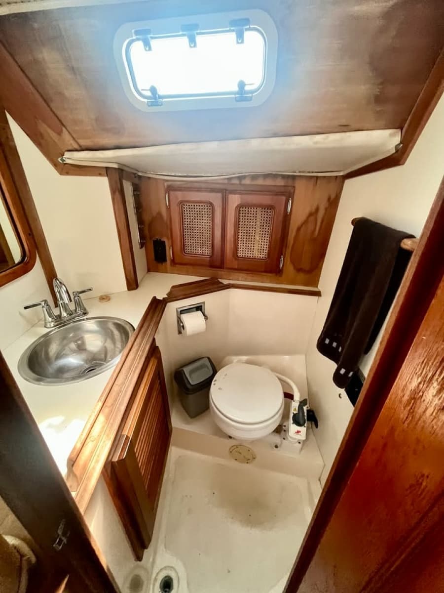 1981 Islander 36 - Photo 18