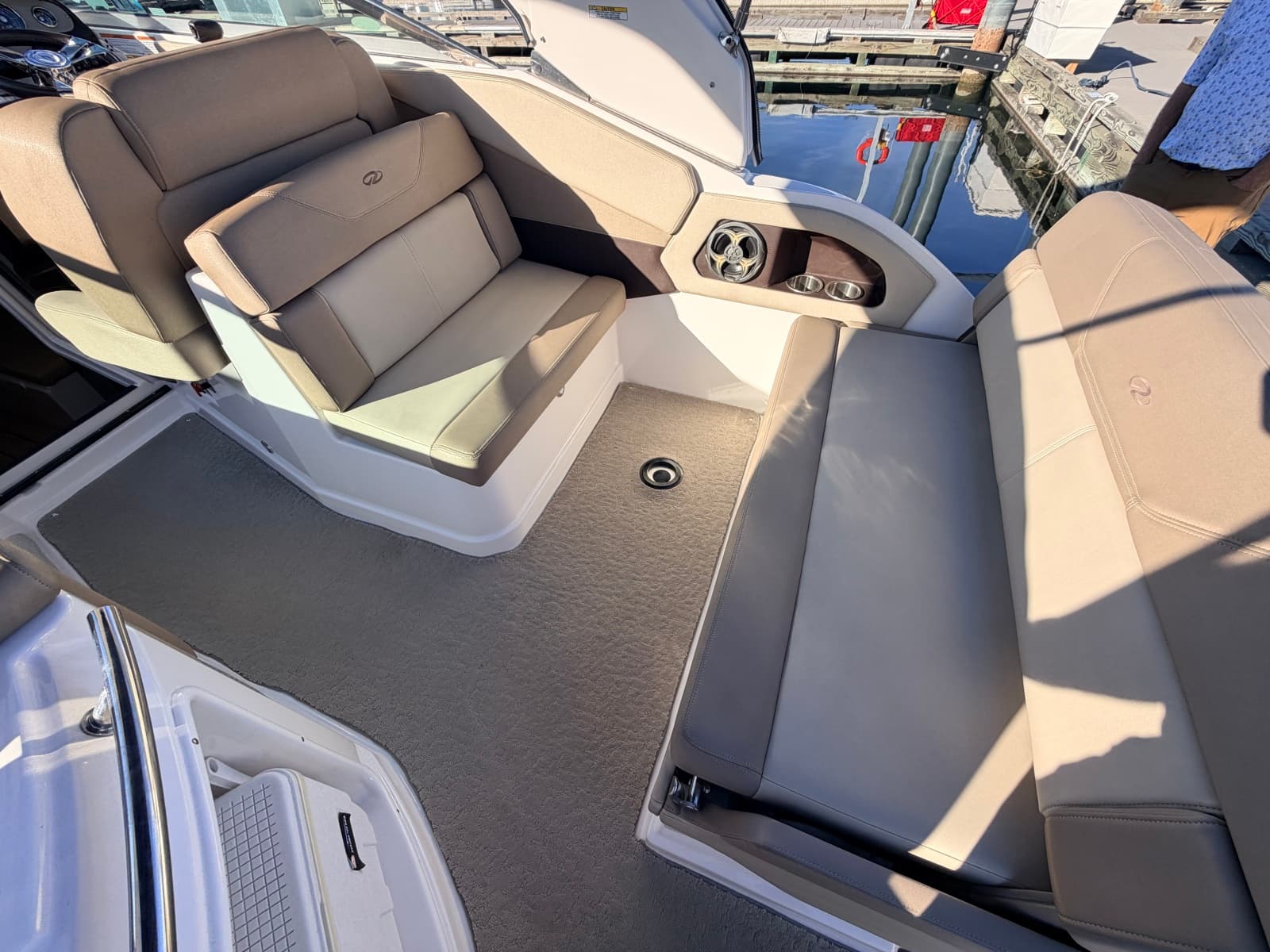 2014 Regal 28 Express - Photo 12