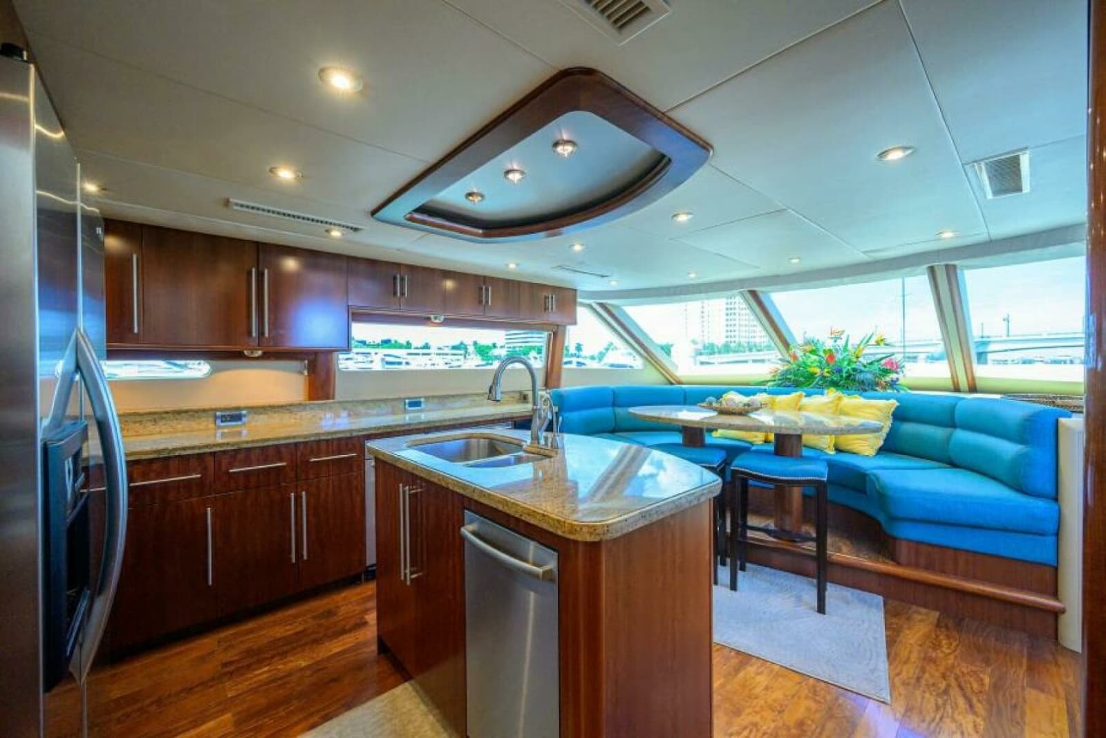 2007 Lazzara Yachts 80 Enclosed - Photo 10