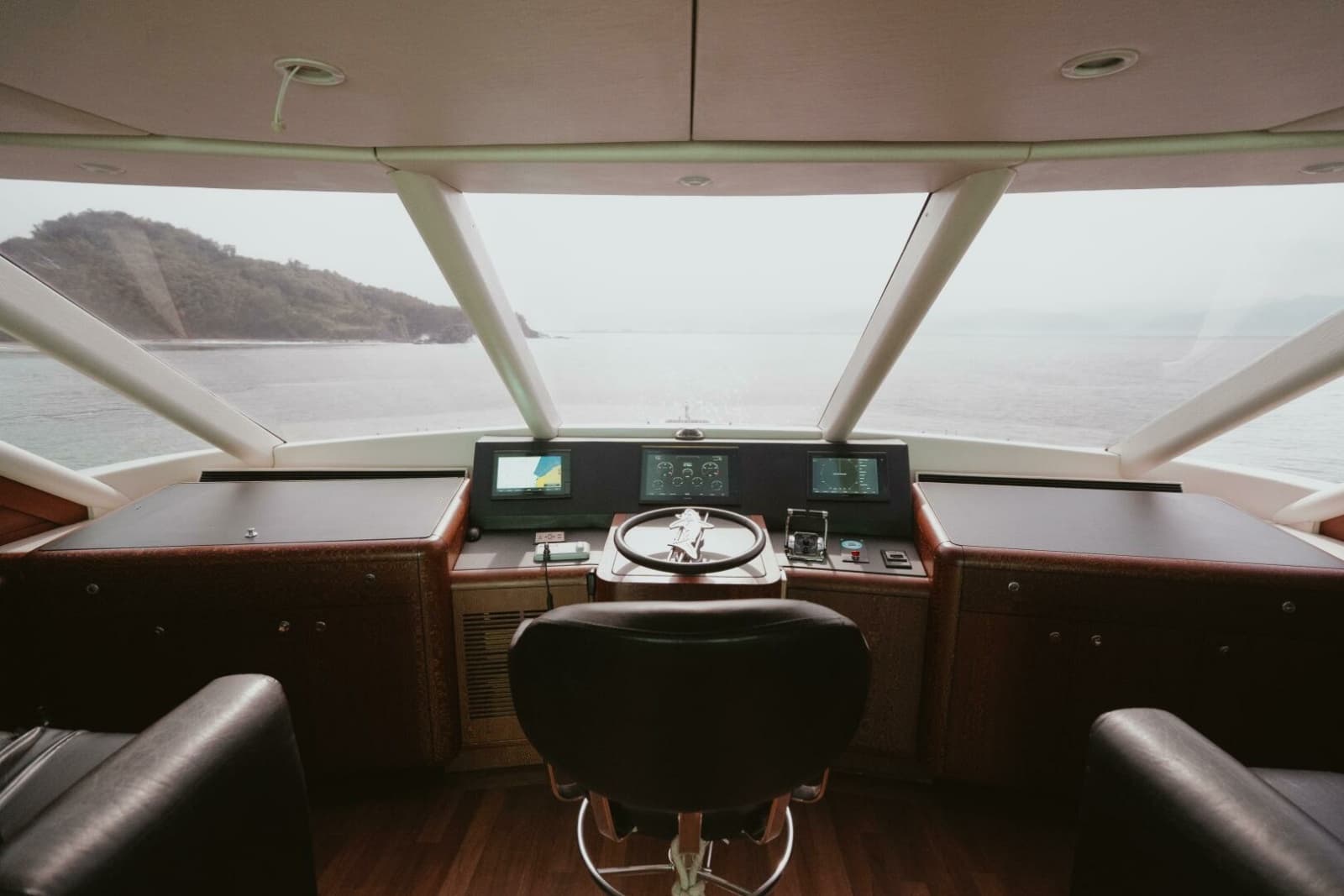 1996 Oceanfast 87 Enclosed Bridge Sportfish - Photo 4