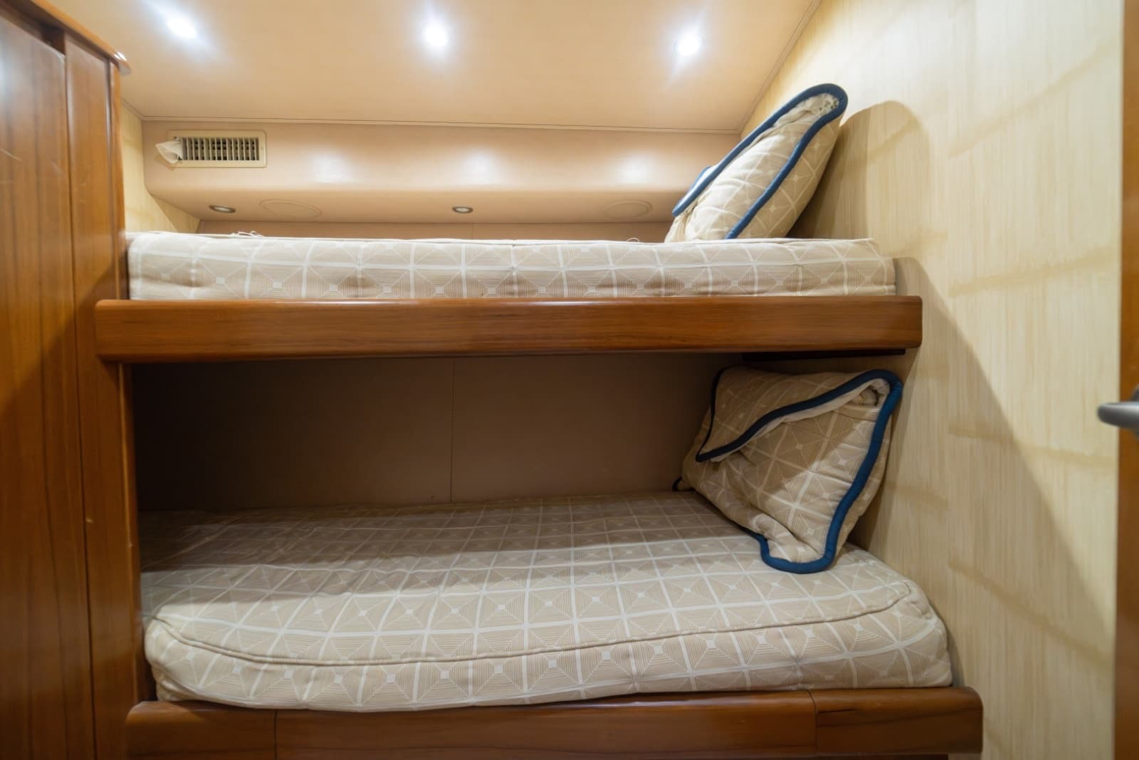 2012 Viking 60 Convertible - Photo 68
