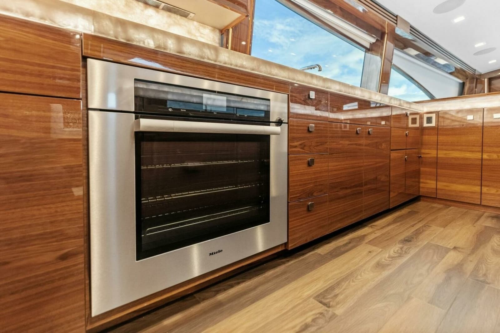 2026 Viking 82 Convertible - Photo 39