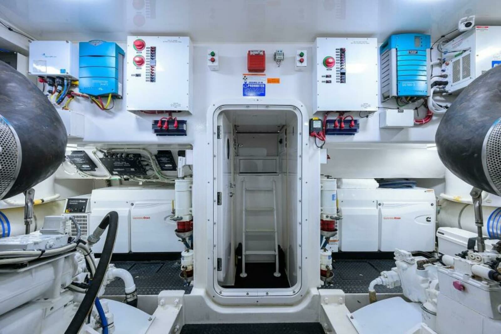 2013 Viking 82 Convertible - Photo 52