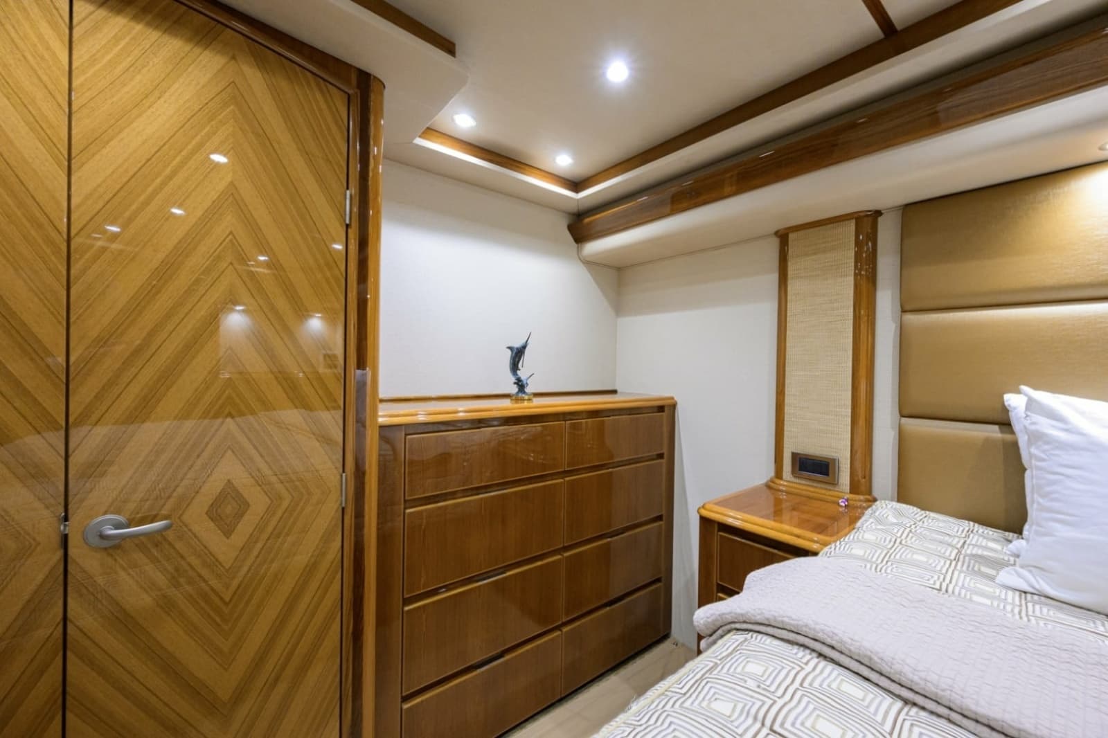 2014 Viking 70 Convertible - Photo 14
