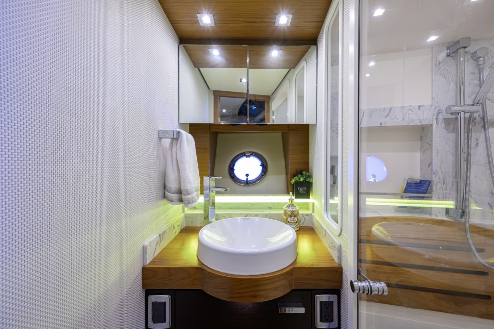2017 Tiara Yachts 44 Flybridge - Photo 26