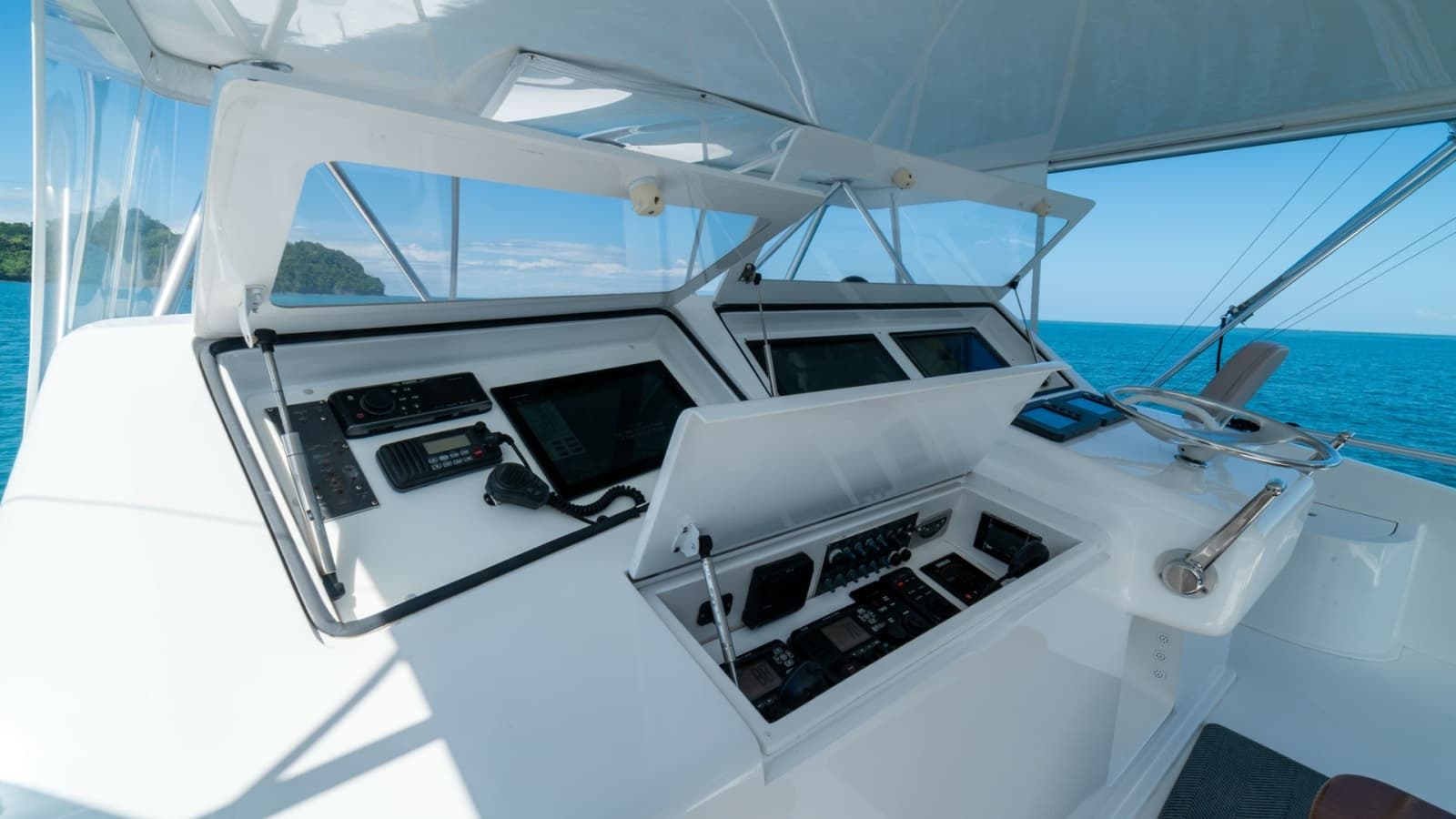 2001 Viking 61 Convertible - Photo 50