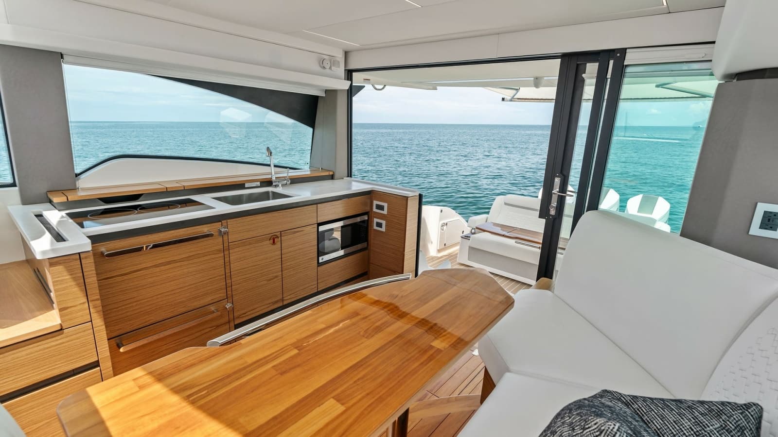 2025 Tiara Yachts 48LE - Photo 39