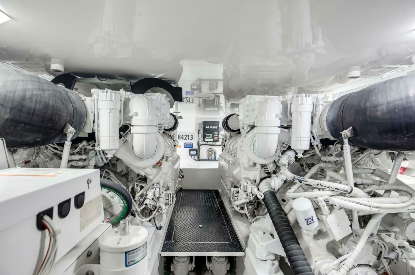 2018 Viking 48 Convertible - Photo 33