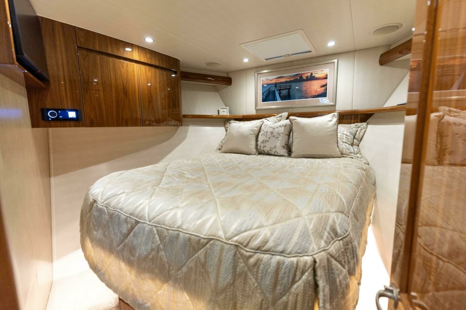 2018 Viking 62 Convertible - Photo 17