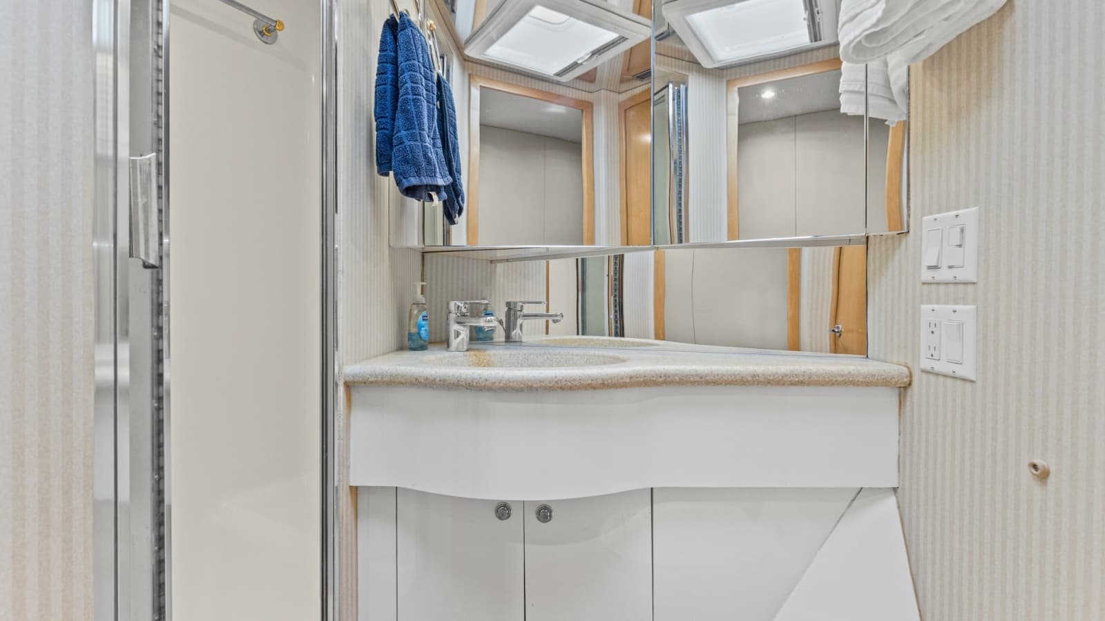 1999 Hatteras 60 Enclosed Bridge Convertible - Photo 22