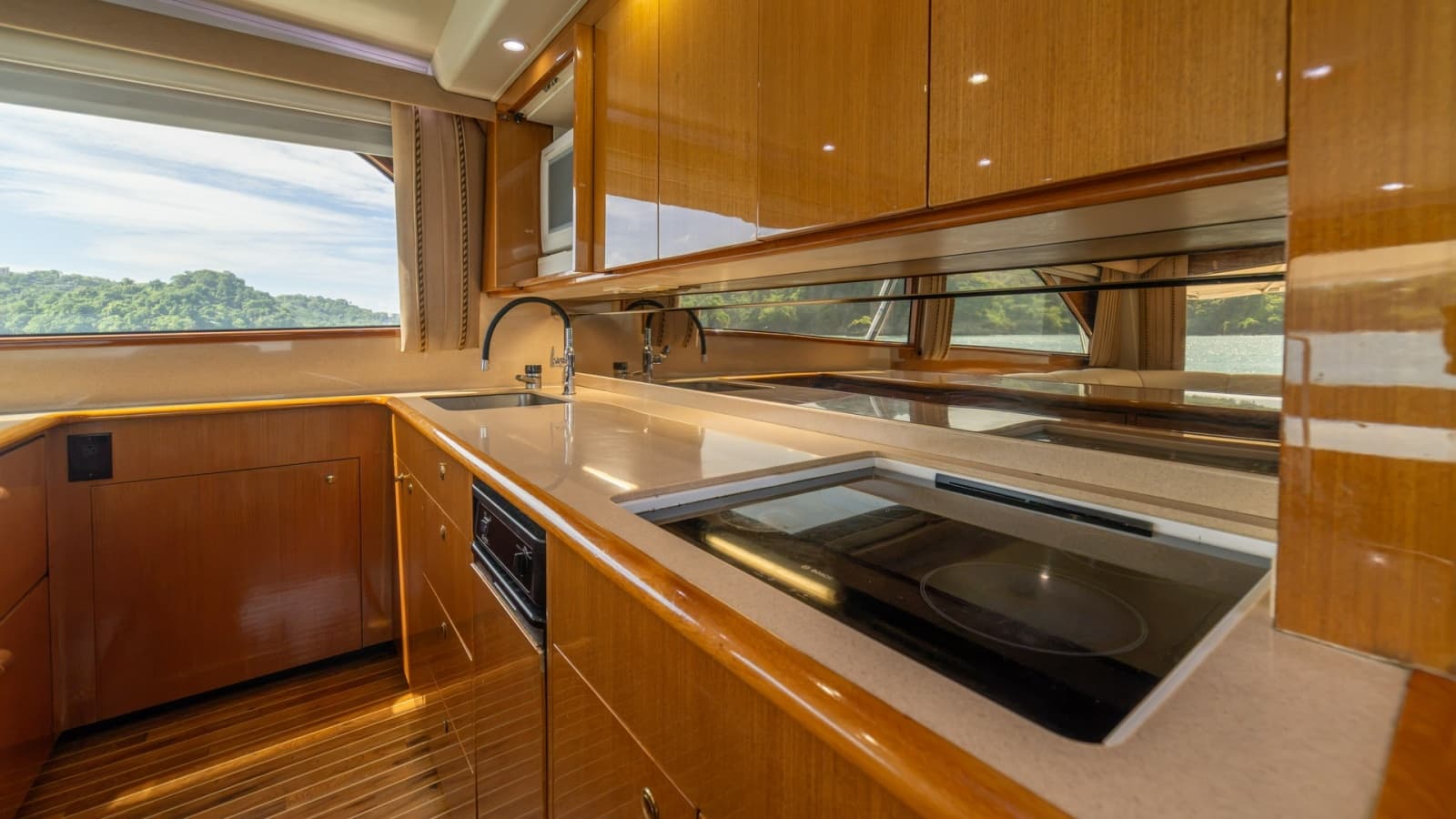 2002 Viking 61 Convertible - Photo 12