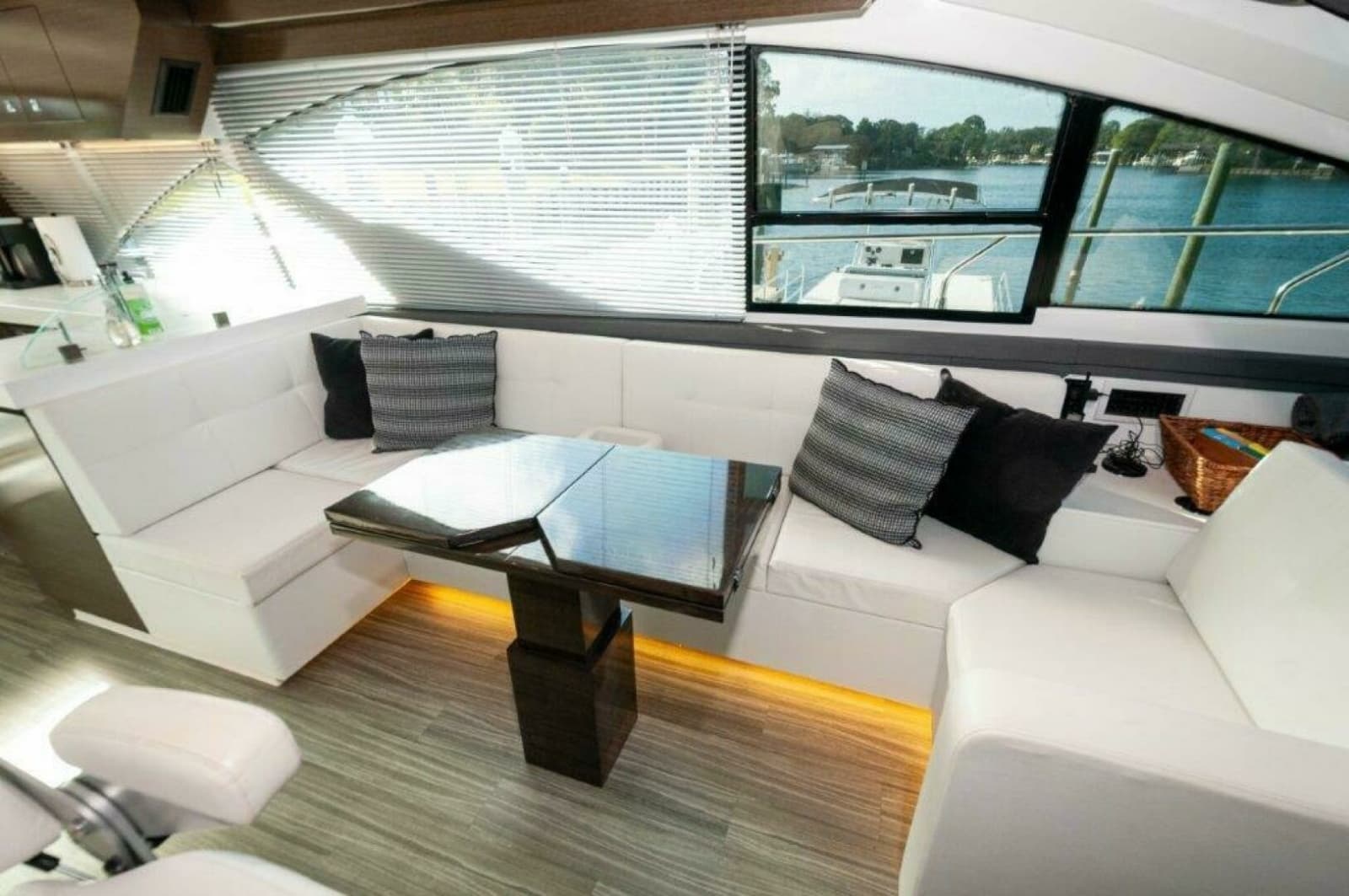 2019 Cruisers Yachts 60 Cantius - Photo 8