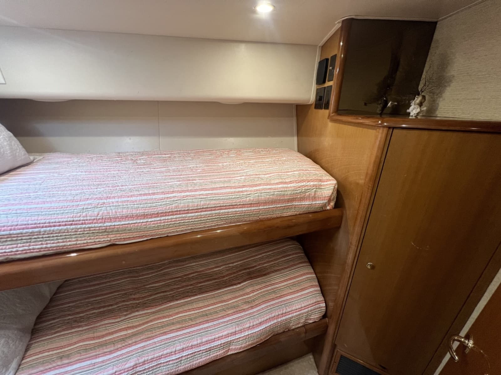 2003 Viking 52 Convertible - Photo 39