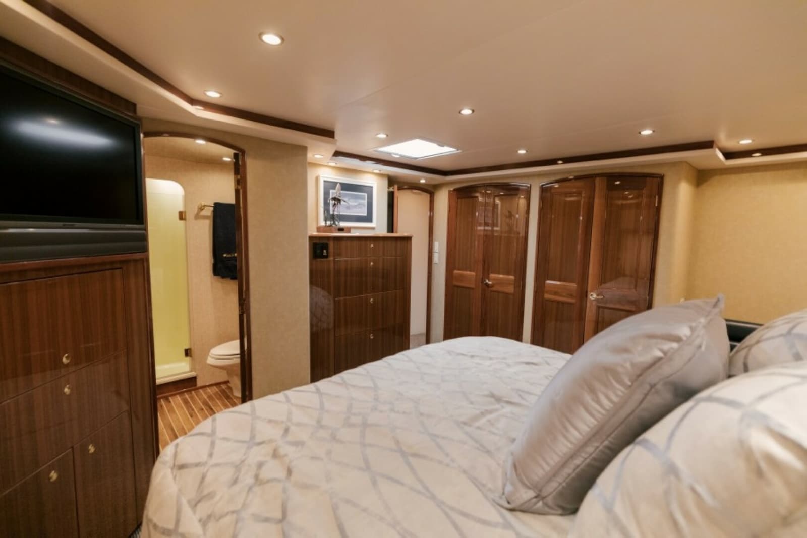 2006 Viking 74 Enclosed Bridge - Photo 28