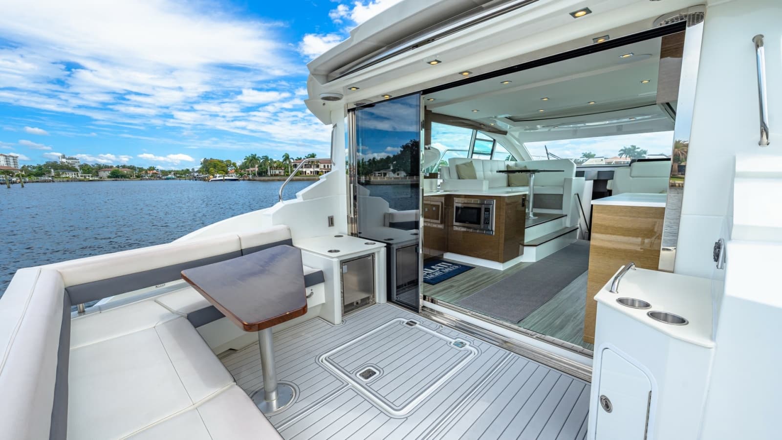 2019 Cruisers Yachts Cantius 46 - Photo 3