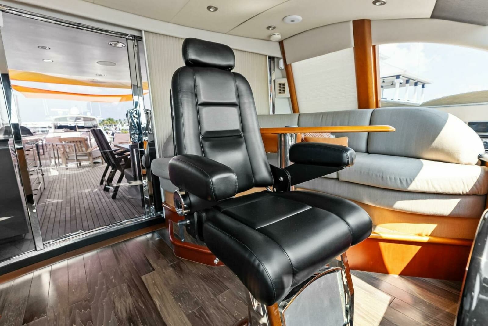 2006 Lazzara Yachts 84 Skylounge - Photo 35