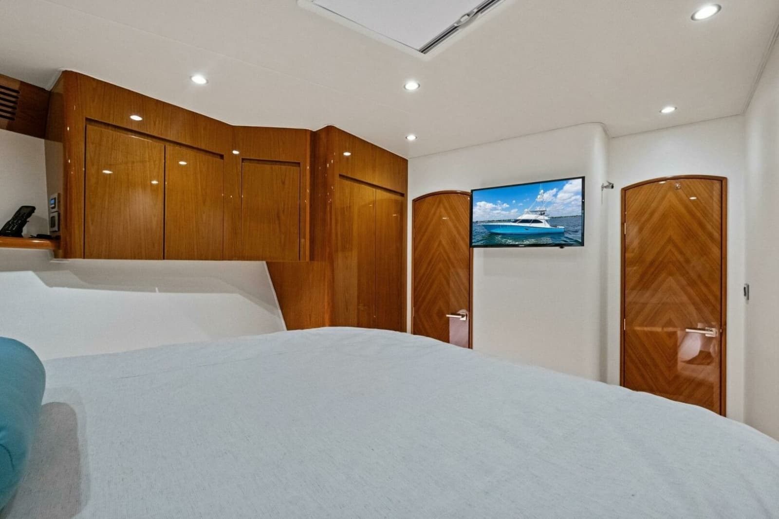 2012 Viking 82 Convertible - Photo 67